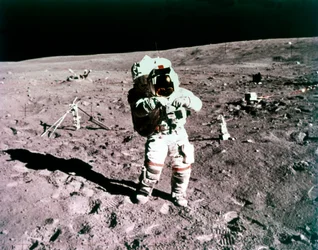 Astronaut John Young na měsíčním povrchu, mise Apollo 16, 21. dubna 1972.
