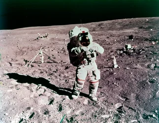 Astronaut John Young na měsíčním povrchu, mise Apollo 16, duben 1972.