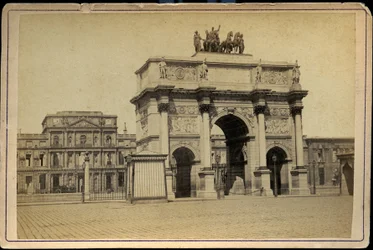 Francie, Ile-de-France, Paříž (75): Arc de Triomphe du Carrousel s budovami v ruinách Tuileries imperiales