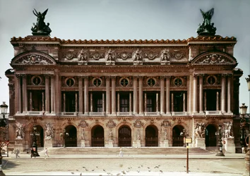 Pohled na průčelí operního divadla realizovaného Charlesem Garnierem (1825-1898) v roce 1875 v Paříži