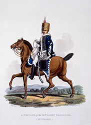 Uniforma vojína 18. lehkých dragounů (husarů), z „Kostýmu Britského impéria podle posledních předpisů“, vydané 1812-15 (ručně kolorovaná akvatinta)