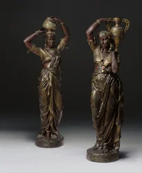 Dvě bronzové pochodně ve tvaru indických žen nesoucích vázy, 1862-1865