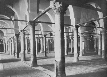 Kairouan. Interiér mešity Grande, c1913