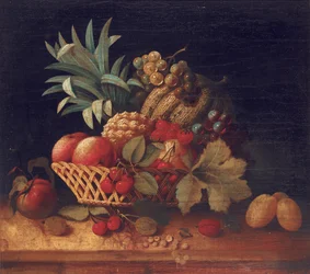 Hrozny, švestky, třešně, broskve, jablko, ananas a meloun v proutěném košíku