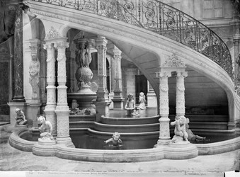 Kašna pod schody hotelu de Ville před požárem v roce 1871