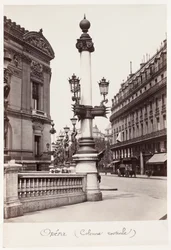Opéra (Rostrální sloup)