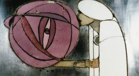 Bílá skříň navržená pro paní Rowat, 1902 (dřevo, vitráže, smalt)