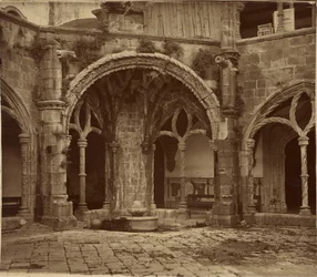 [Křížová chodba ticha, klášter Santa Cruz de Coimbra]