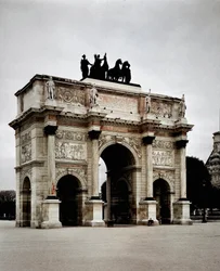 Pohled na Arc de Triomphe du Carrousel realizovaný Pierrem Francois Leonard Fontaine (1762-1853) a Charles Percier (1764-1838) v Paříži (Louvre)