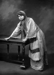 Francouzská herečka Jane Rosni-Derys jako Sonia Randzew ve hře "Les revoltes", Paris, foto Cheri Rousseau a Glauth z francouzského listu "Le theatre" prosinec 1908
