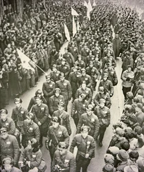 Čínský lékařský sbor opouštějící Šanghaj do Koreje v roce 1951 (černobílá fotografie)