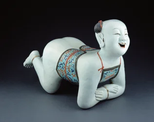 Čínský porcelánový polštář ve tvaru polonahého chlapce