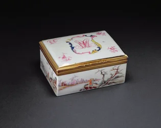 Tabatěrka s monogramem, období Qianlong (1736-95) cca 1750 (porcelán)