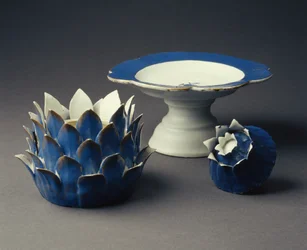 A Vegetable Form Tureen, Cover and Tazza, Jiaqing Period (1796-1820) c.1800 (porcelán) (viz také 314544)