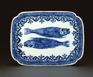 Modrobílý exportní porcelánový talíř s malbou ryb (porcelán)