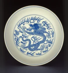 Modrobílé porcelánové nádobí malované drakem, značka Qianlong a období, 1736-1795 (porcelán)