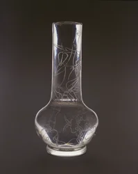 Láhev s vyrytým bambusem, rostlinami houby lingzhi a kameny, značka a období Qianlong, 1736-95 (sklo)