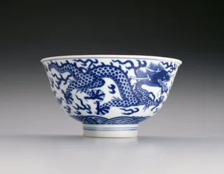 Mísa s draky a vlnami, značka Xianfeng a období 1851-61 (porcelán s modrou podglazurou) (viz také 142299)