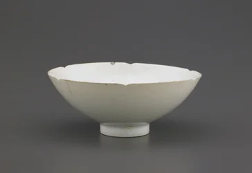 Mísa s vroubkovaným okrajem, Jingdezhen, provincie Jiangzi, severní nebo jižní dynastie Song (keramika)