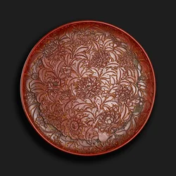 Vyřezávaný talíř se značkou Xuande (1426-36) na základně, čínský (červený lak na dřevě)