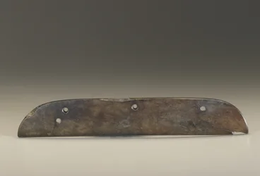 Obřadní nářadí; hřebenovitý tvar čepele (serpentýn)