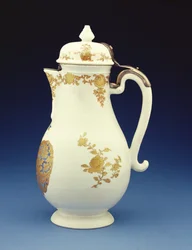 Kávová konvice míšeňské formy zdobená převážně zlacením s pažemi Gustava Gabriela Loodha, období Qianlong (1736-95) (porcelán) (boční pohled na 210133)