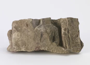Fragment, zobrazující torzo sedícího Buddhy, stojícího bódhisattvu a dvě kartuše na přední straně, cca 500