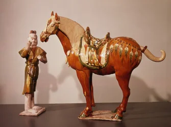 Kůň a ženich, dynastie Tchang (618-907) (barevná, glazovaná, terakota)