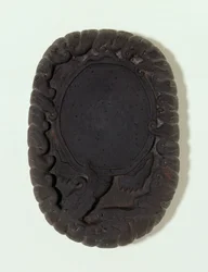 Inkstone vytesaný jako velká mýtická želva Lo-shu mezi vlnami, pravděpodobně dynastie Ming (šedý kámen Tuan) (pod vodou) (viz také 142695-6)
