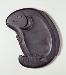 Inkstone v podobě skákajícího kapra, pozdní Ming až raná dynastie Ching (vyřezávaný kámen tuan)
