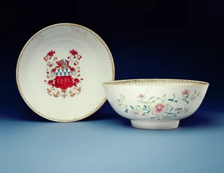 Pár misek zdobených famille rose emaily s motivem ramene Joynes, období Yongzheng (1723-35) (porcelán)