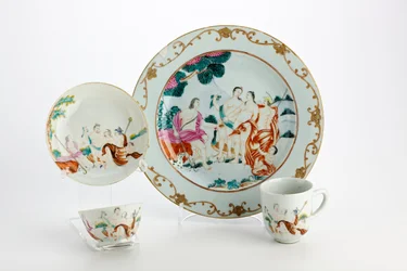 Talíř, čajová mísa, šálek a podšálek zdobený vyobrazením soudu v Paříži (porcelán)