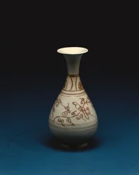 Červená podglazurní láhev od Yuhachan, dynastie Yuan, 14. století