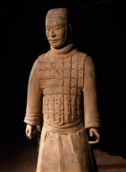 Terakotový válečník, mauzoleum císaře Qin Shi Huang, 3. století př. n. l. (foto)