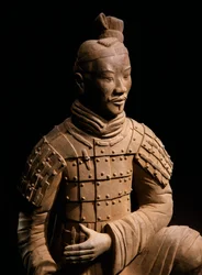 Terakotový válečník, mauzoleum císaře Qin Shi Huang, 3. století př. n. l. (foto)