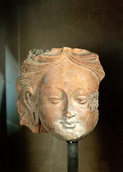 Hlava velkého bódhisattvy (terakota)
