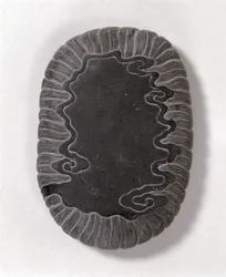 Inkstone vytesaný s vlnovými vzory, pravděpodobně dynastie Ming (šedý kámen tuan) (spodní strana) (viz 142695)