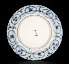 Spodní strana modrobílého kraakového talíře, značka Egret, Wanli, 1595-1605 (porcelán) (viz 205990)