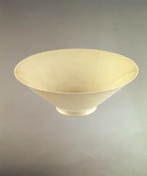 Šálek vína Yung lo z pecí Ching-te-Chen, c.1403-25 (porcelán)