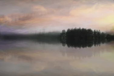 Zamlžené jezero na obzoru