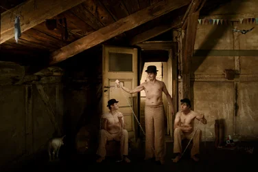 Muži spoutaní v podkroví