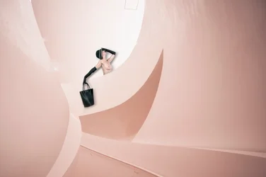 Elegantní silueta s architektonickými křivkami