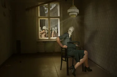Tajemná žena s plynovou maskou