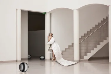 Elegantní baletka v bílých šatech