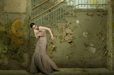 Elegantní žena – Nadčasový úpadek