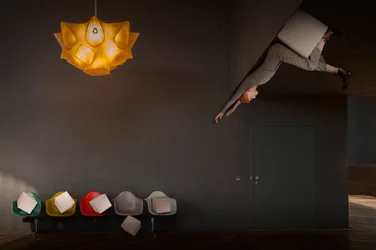 Žena, která se vzpírá gravitaci