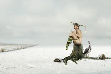 Nahý šašek v zimní scenérii