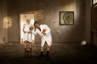 Surrealistické vyšetření těhotného muže