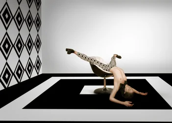 Surrealistická geometrická póza