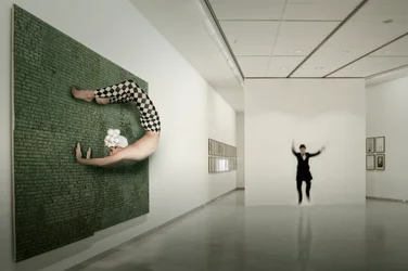 Umělec v Muzeu surrealismu